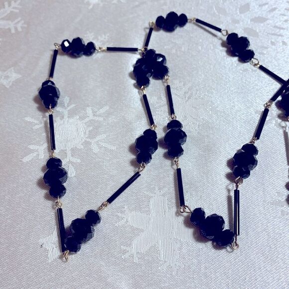 Aurora Borealis Black Glass Necklace on Gold Tone Chain 38” Vintage Gorgeous - Picture 4 of 5